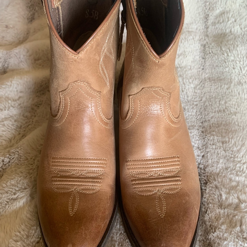 Ariat Darlin booties. Size 8.5 NWOT
